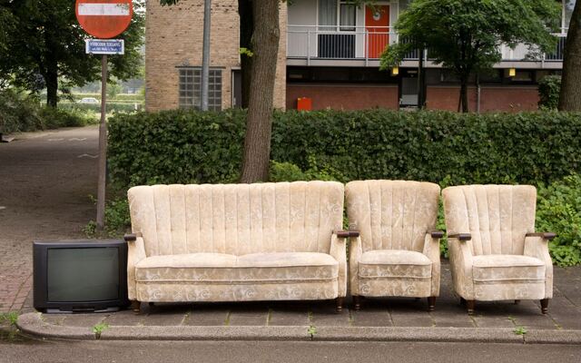 Meubels aan de straat, klaar om te worden opgehaald