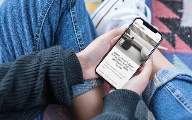Iemand leest op de telefoon dat zijn meubel een tweede leven krijgt