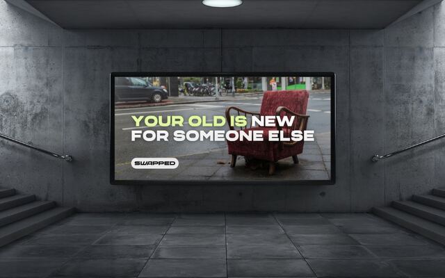 Een Swapped-billboard in een tunnel met de tekst Your old is new for someone else