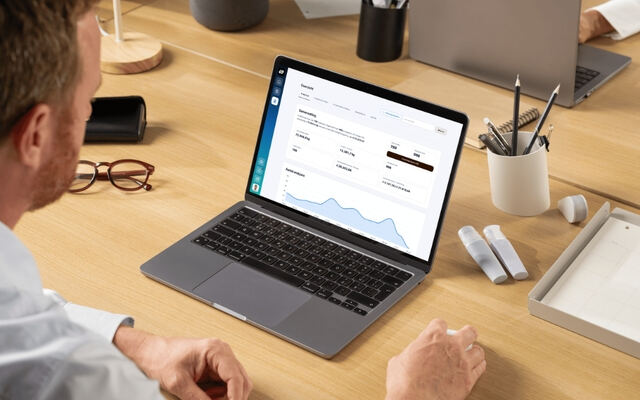 Een laptop met een dashboard op een opgeruimd bureau